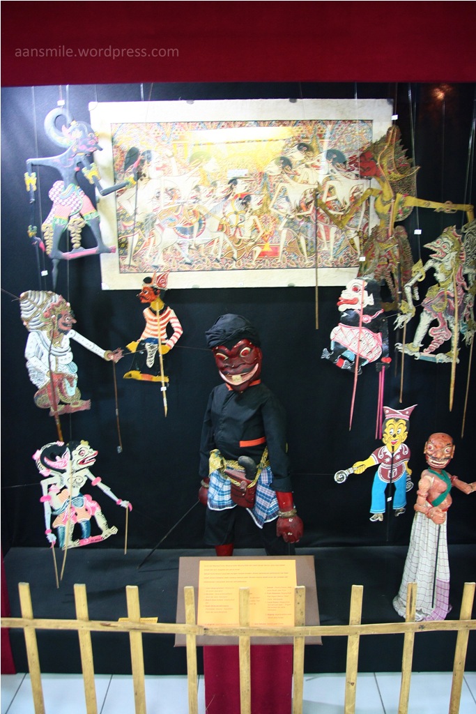 IMG_6440 editWM_various Indonesian traditional puppets