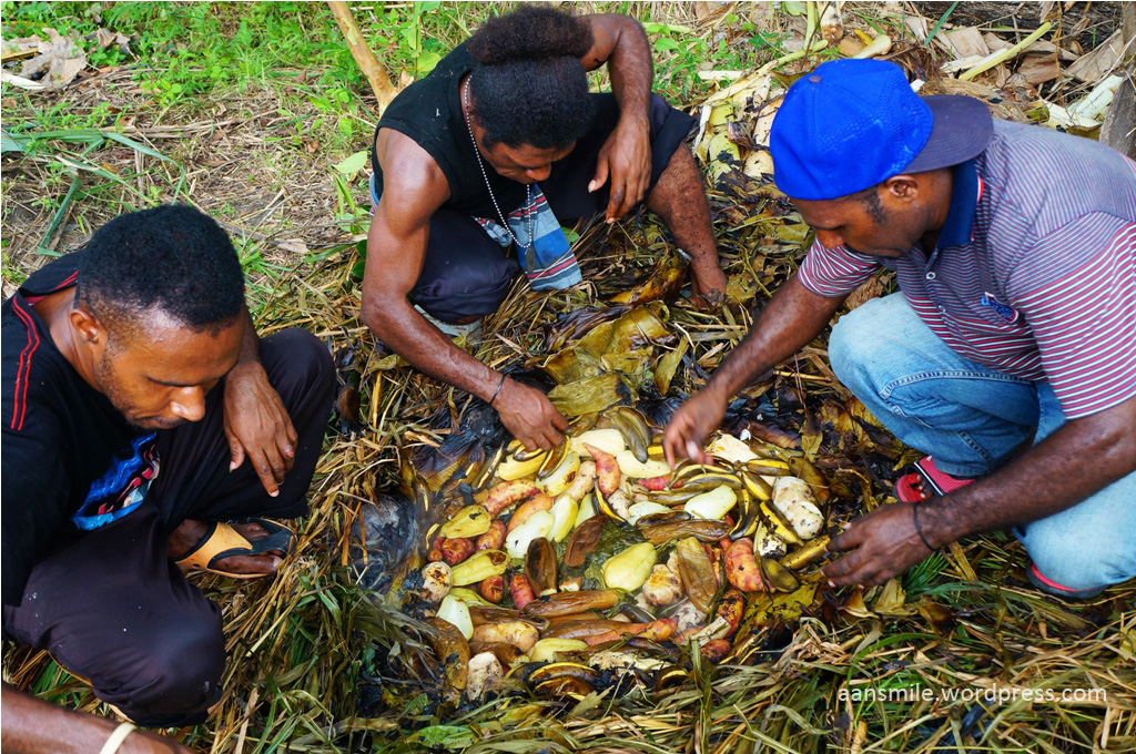 SENTANI_setelah matang, bungkusan daun dibuka dan isinya dipindah